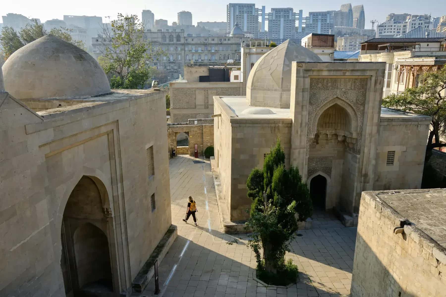Un parcours pédestre à travers les monuments de Bakou : statues, poètes et mémoire