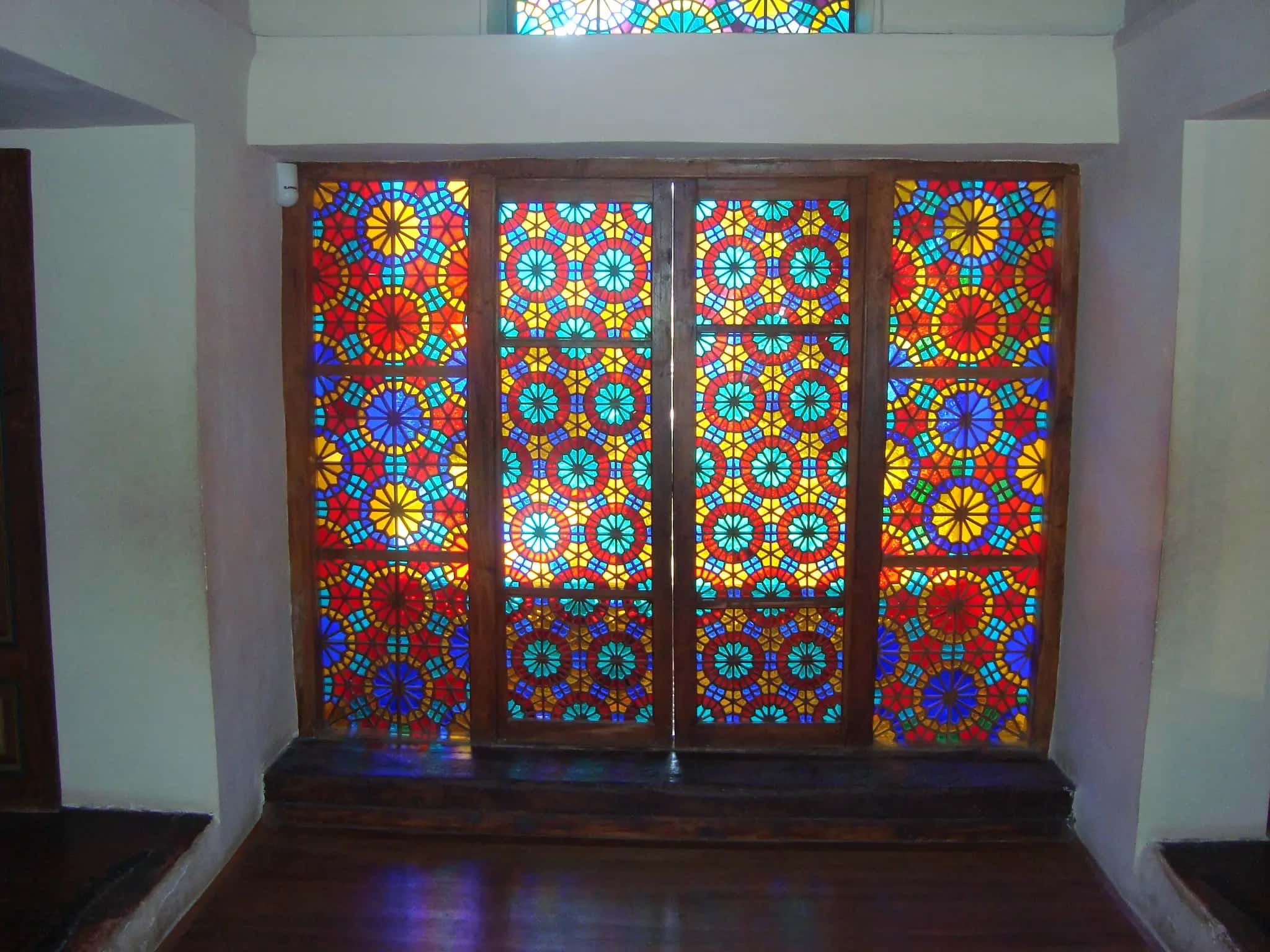 Şəbəkə-Fenster aus Buntglas in einem Holzgitter, Khan-Palast von Scheki