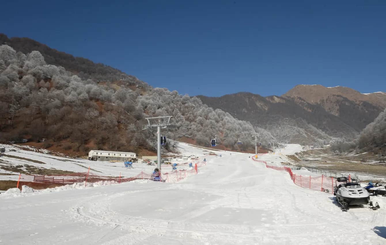 A snowy ski slope and lift at Tufandag