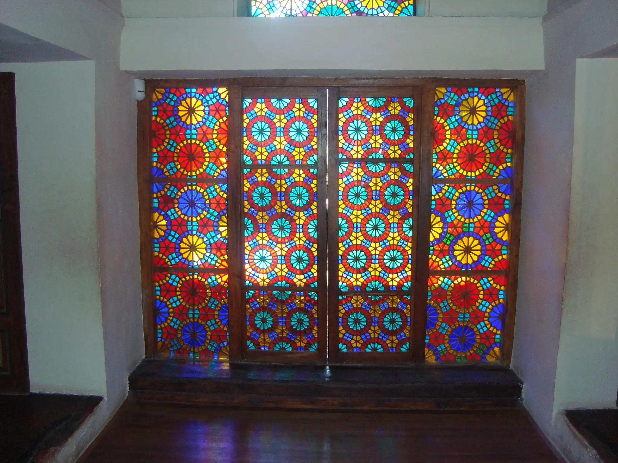 Şəbəkə-Fenster aus Buntglas in einem Holzgitter, Khan-Palast von Scheki